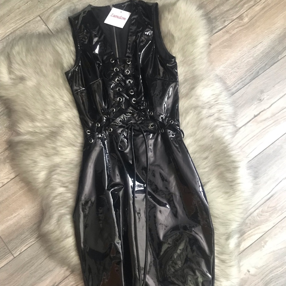 Latex look lace up mini dress 💕 Lundon ✨